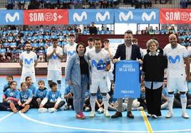 El alcalde y las concejalas Cintia Gómez y María Ortega muestran la camiseta 'interista' personalizada.