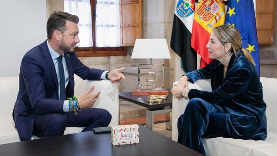 La presidenta María Guardiola recibe al alcalde en Mérida