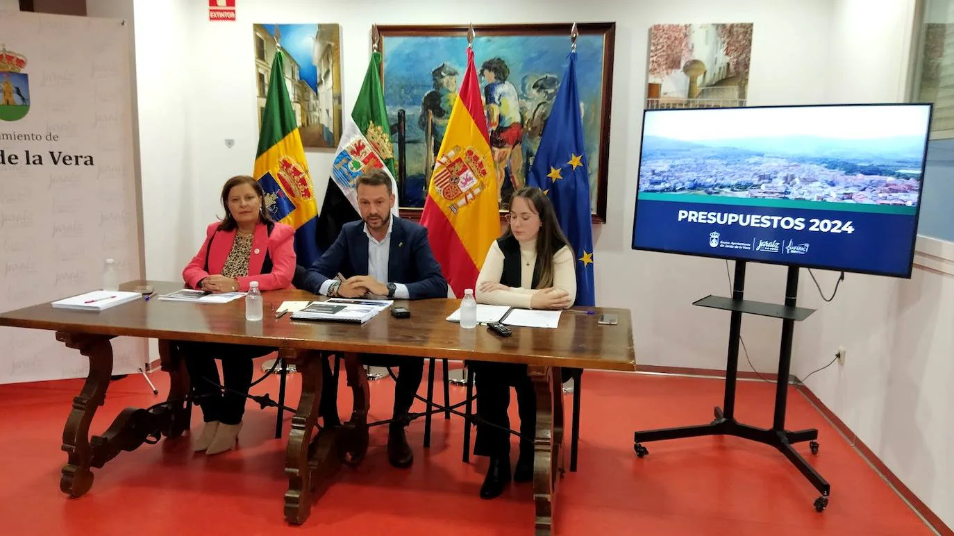 Las concejalas Montserrat López y Sara García junto al alcalde, Luis Miguel Núñez, en la presentación del presupuesto de 2024.