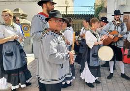 Los Coros y Danzas Los Jarentinos de rondalla por la avenida de Yuste.
