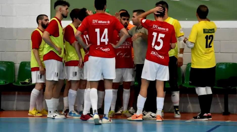 Sergio Pacheco danto instrucciones a sus jugadores. 