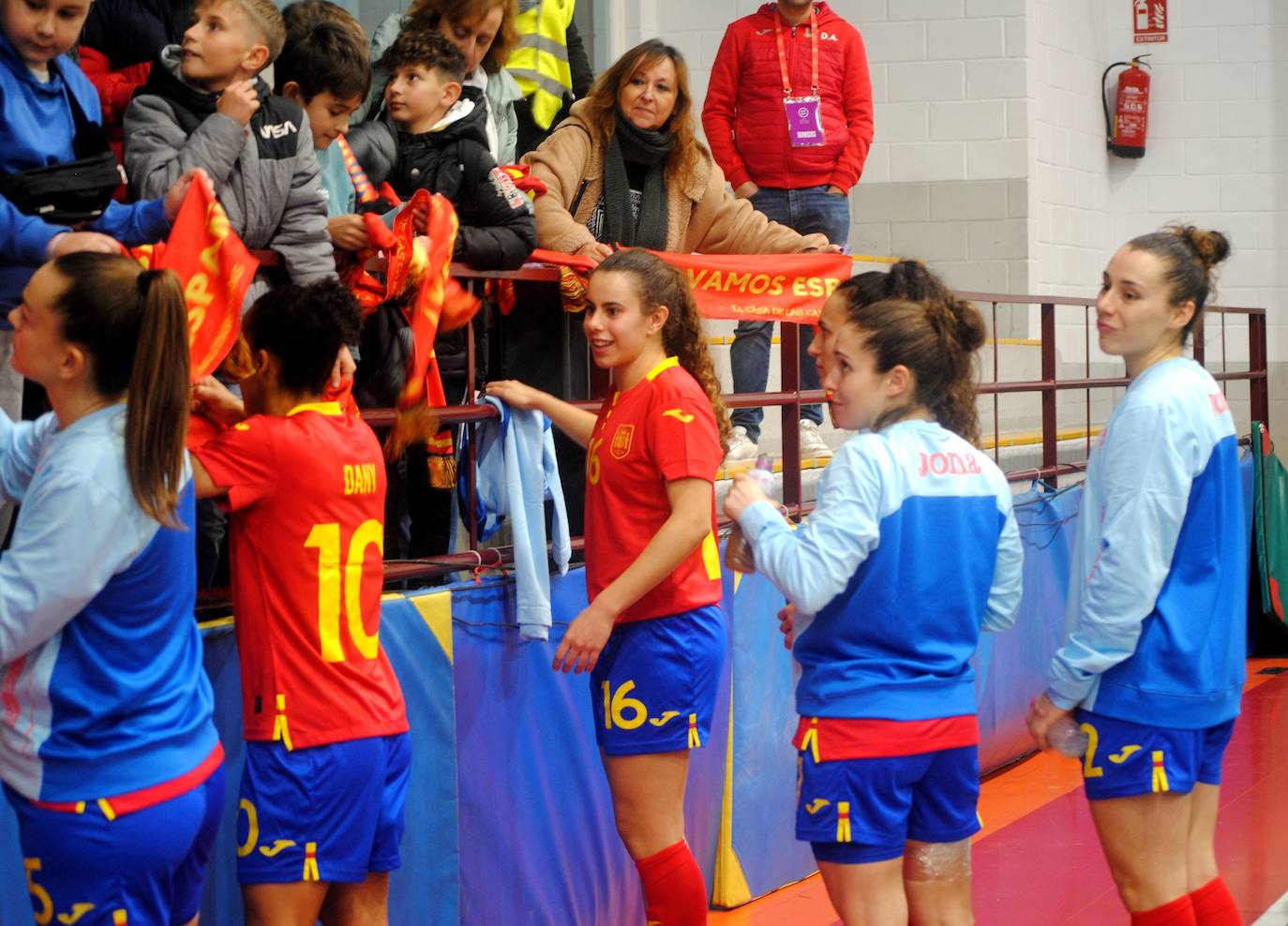 Las jugadoras de la selección española firmando autográfos y correspondiendo al publico. 