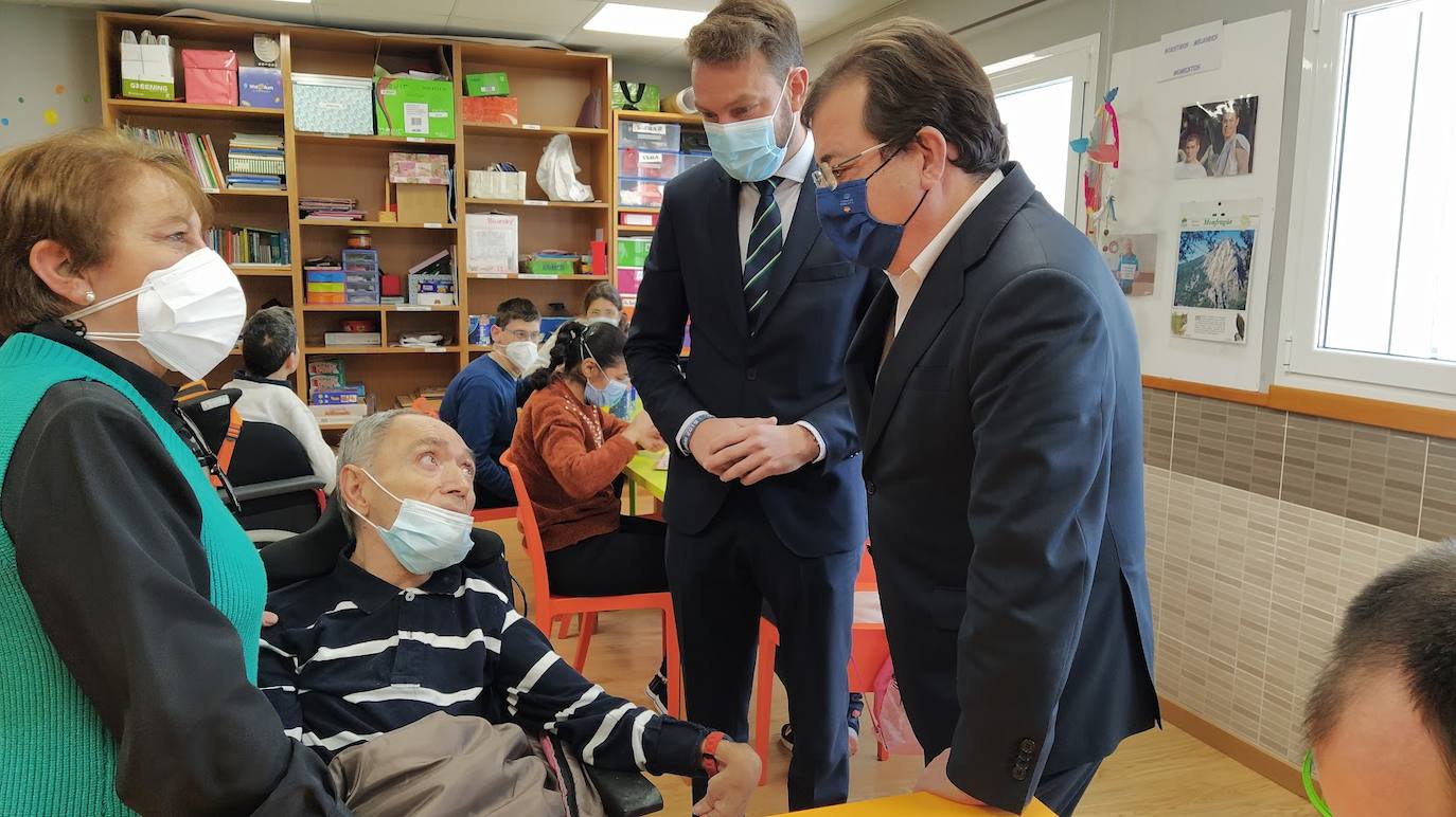 Susi, el pasado año por estas fechas, saludado por el presidente de la Junta, en su visita al centro jaraiceño de Aspace, junto a Luis Miguel Núñez y Toñi Granados. 