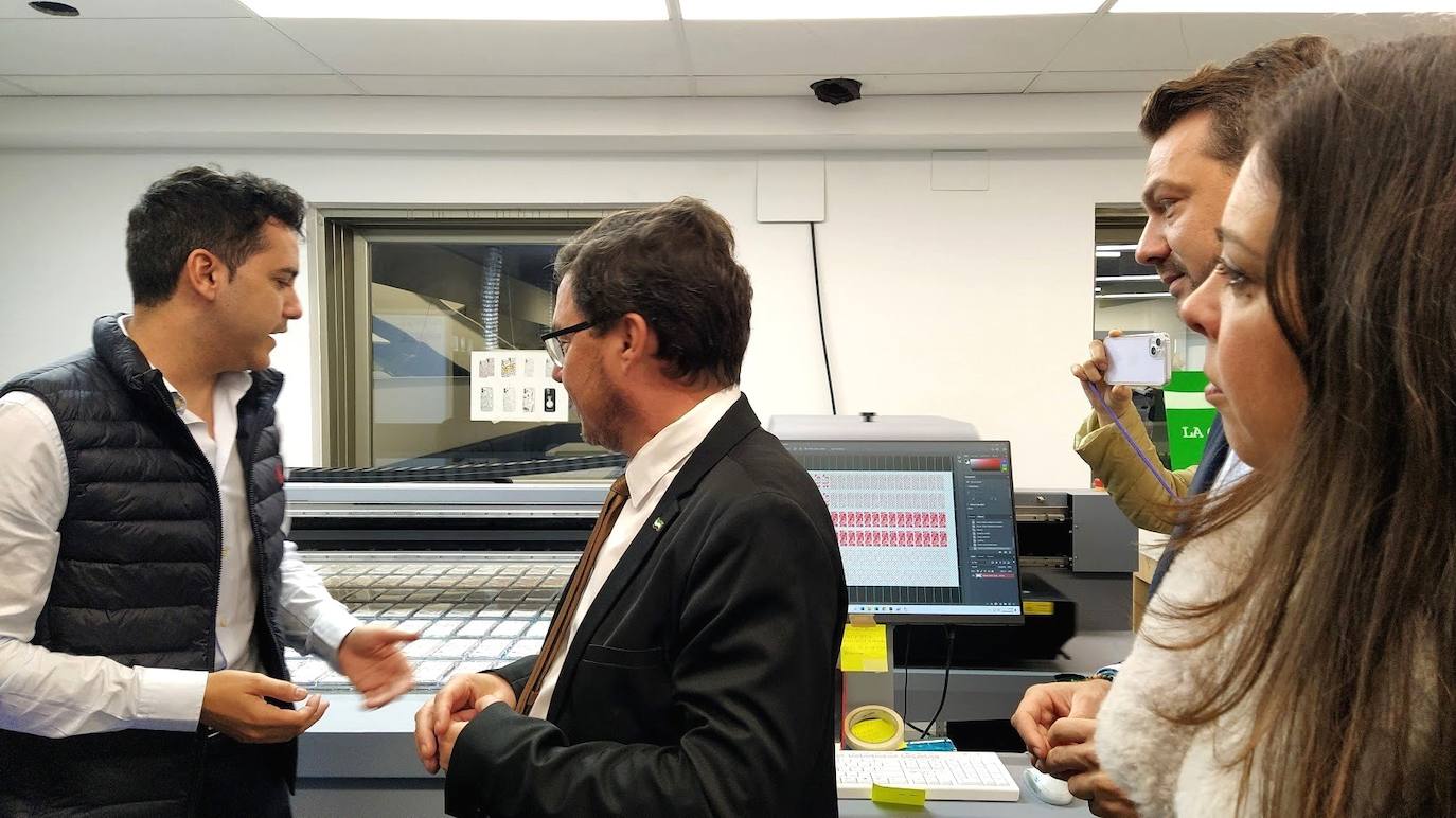 Ismael Villalobos explica a Guillermo Santamaría el funcionamiento de la tecnología digital.