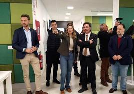 El consejero recorriendo las instalaciones de la multinacional jaraiceña.