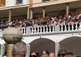 La Plaza Mayor llena de vecinos en un acto público celebrado el pasado año.