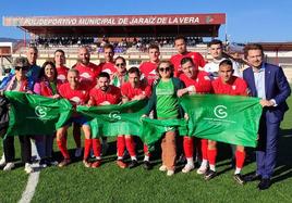 eEl Jaraíz, autoridades y representantes de la delegación jaraiceña de la AECC, antes del inicio del particdo con motivo del Día Mundial Contra el Cáncer, que se celebra mañana lunes.