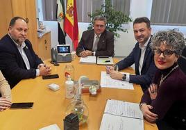 El alcalde, concejalas y diputado durante la reunión con Félix Miranda.