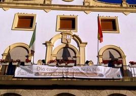 El Ayuntamiento luciendo la pancarta conmemorativa del 8 de febrero de 1217.