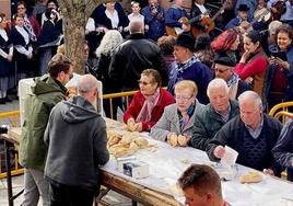 Reparto de chorizos asados, pan y ponche en la plaza de la Villa.