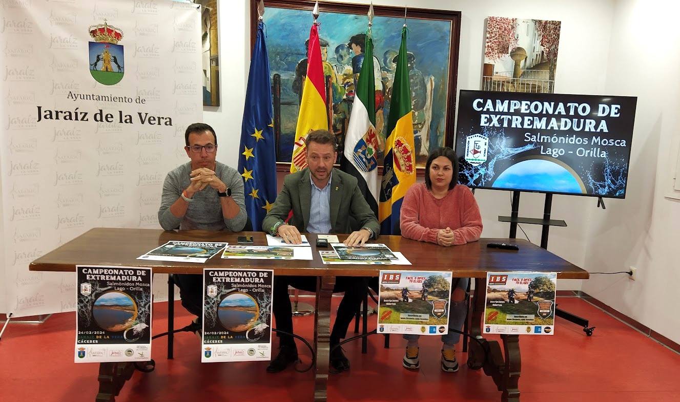 Carlos Labrador, Luis Miguel Núñez y Cintia Gómez durante la presentación del campeonato en el Ayuntamiento.