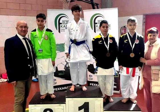 Ernesto Marcos Alegre, en lo más alto del podio, como campeón de Extremadura en kata juvenil.