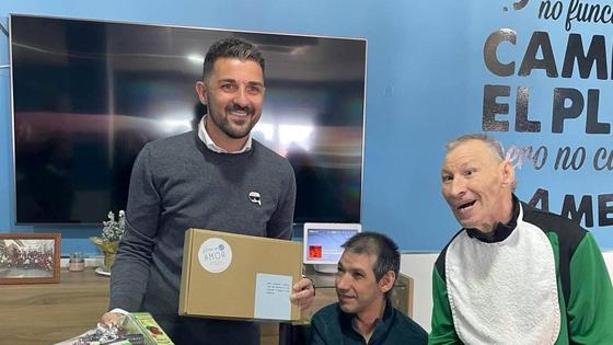 David Villa, el mítico '7' de la Roja, visita el centro jaraiceño de Aspace