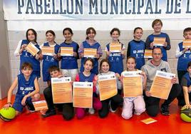 El equipo de la Escuela de Deportes de Jaraíz y Cañada con los carteles de 'Canastas Contra el Cáncer Infantil'.