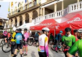 Los participantes, en la plaza Mayor de Jaraíz, antes de iniciar el recorrido.