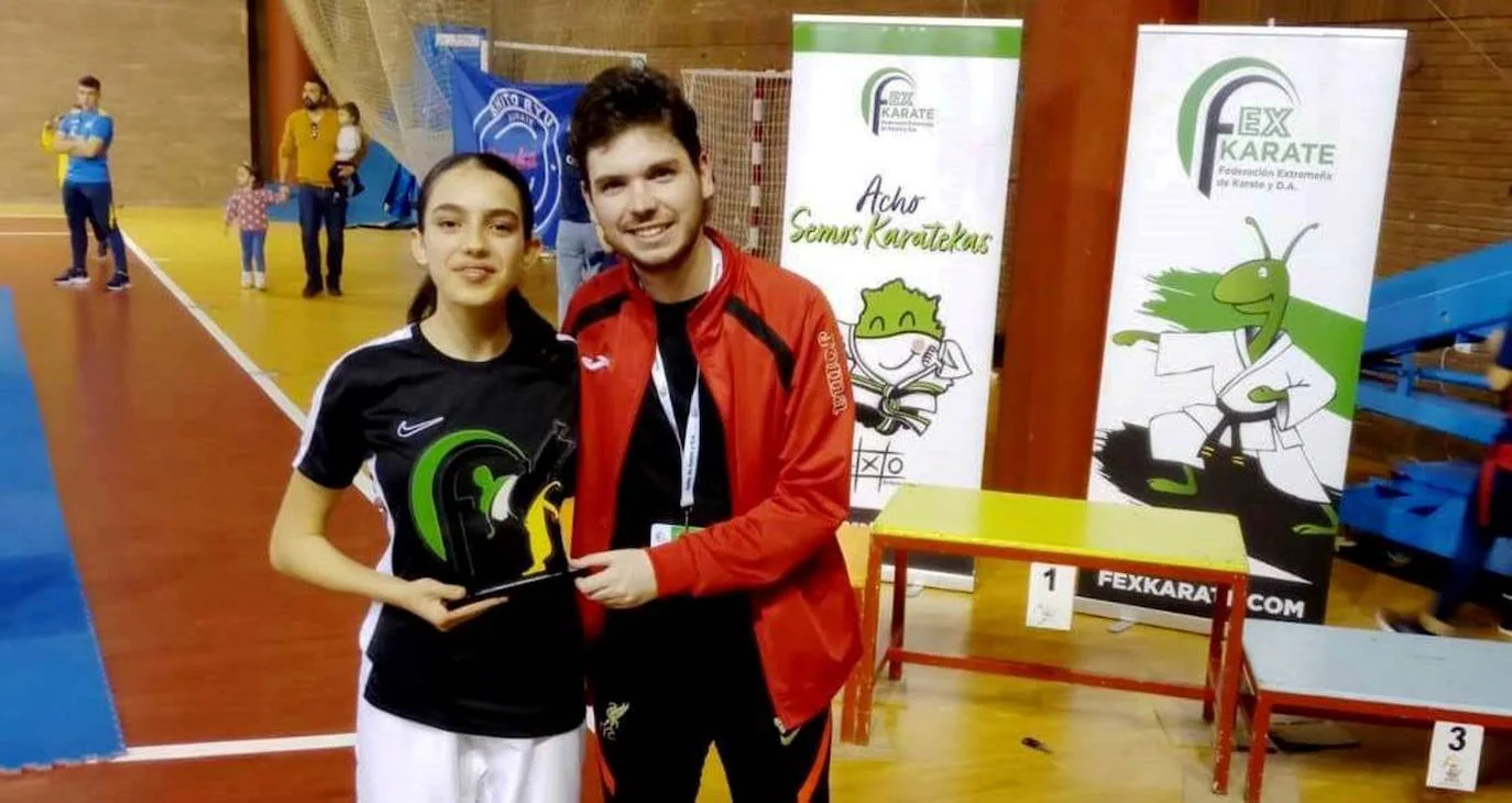 Andrea Corrales con el trofeo de campeona de Extremadura con su entrenador Daniel Castillo.