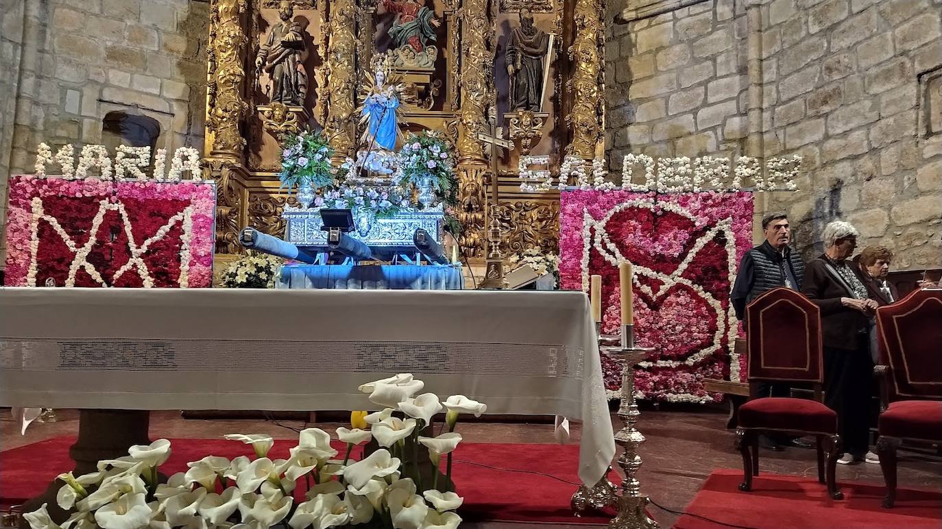 El presbiterio de la iglesia de Santa Mariía presidido por la Virgen del Salobrar, tras la ofrenda floral de 2023.