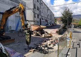 Las calles Grupo San Pedro Alcántara y Robledo, cortadas por obras de accesibilidad