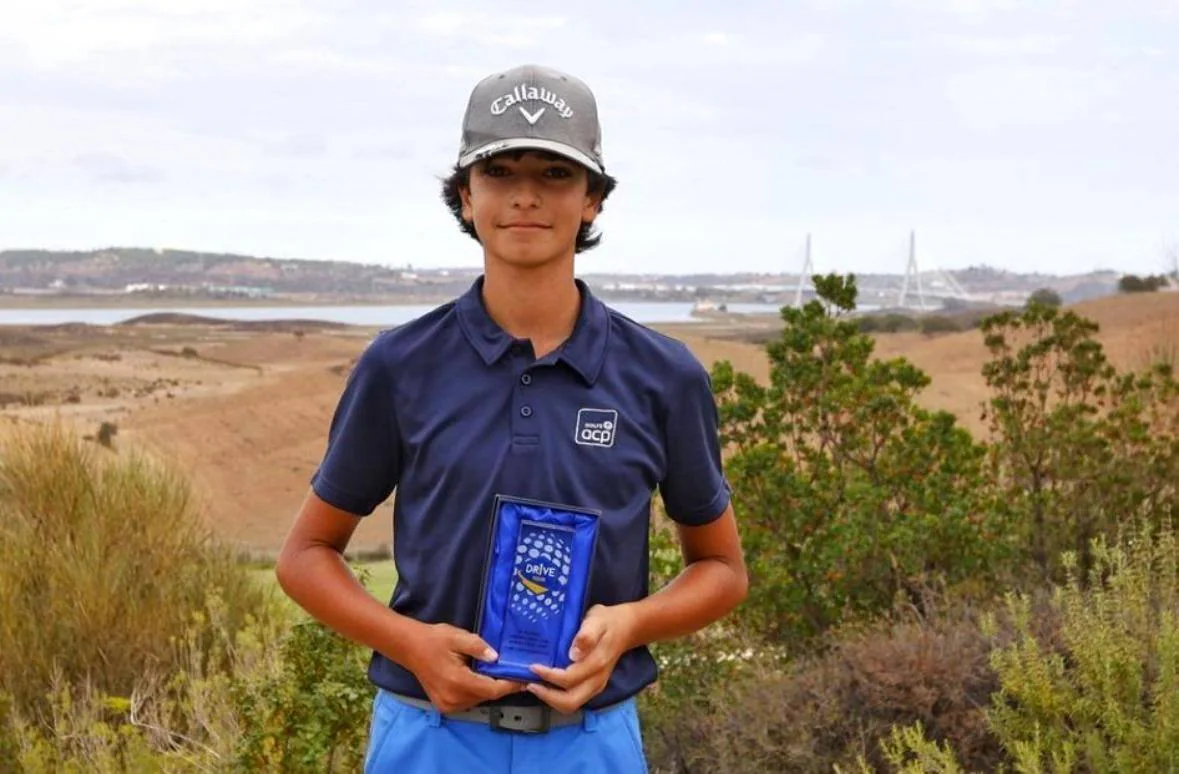 Jaime con el trofeo de campeón juvenil de Extremadura de golf y detrás el río Guadiana a su paso por Badajoz.