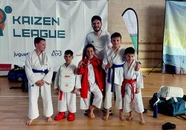 Los alumnos del Club de Karate Jaraíz y su monitor, Daniel Castillo.