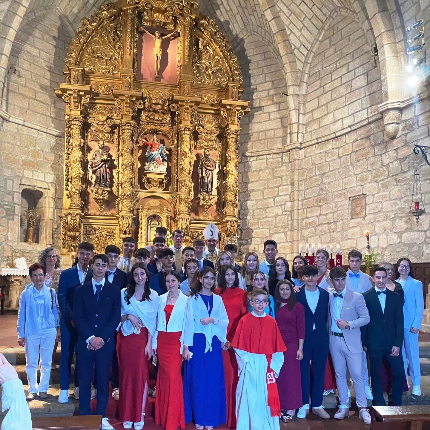 Los confirmados con el obispo, el párroco y las catequistas.