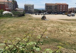 Desbroce por los operarios municipales en el aparcamiento del descampado.