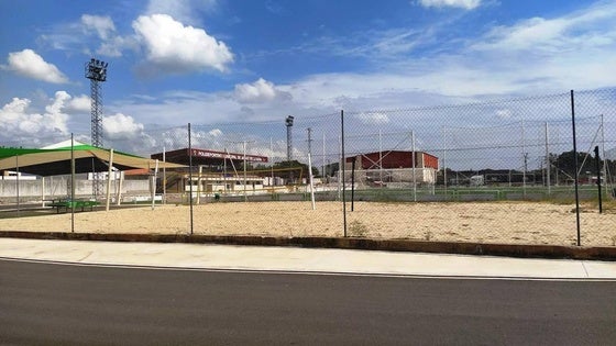 El Ayuntamiento realizará el cerramiento de la pista de vóley playa