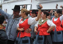 Los Coros y Danzas Los Jarentinos en una de sus actuaciones en la plaza Mayor jaraiceña.