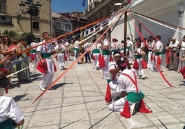 Doble trenzado por parte de los danzantes mayores y por los niños, respectivamente.