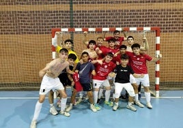 Los jugadores celebrando el campeonato y ascenso.