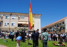 Acto del izado de la bandera de España por parte del expresidente Aznar, Luis Miguel Núñez y Abel Bautista.