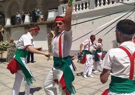 Trenzado del cordón por parte de los bailadores, en la plaza Mayor.