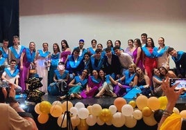 Los estudiantes del Maestro Gonzalo Korreas al término de la gala de las graduaciones.