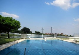 En primer plano el vaso o piscina mediana y detrás la de medidas olímpicas.