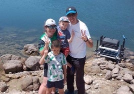 Carlos Labrador con su familia celebrando el subcampeonato en pleno embalse del Jerte, el escenario del campeonato.