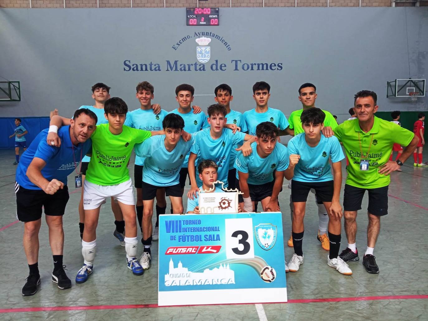 Marcial y Luismi flanqueando al equipo con el trofeo de terceros clasificados en cadete.