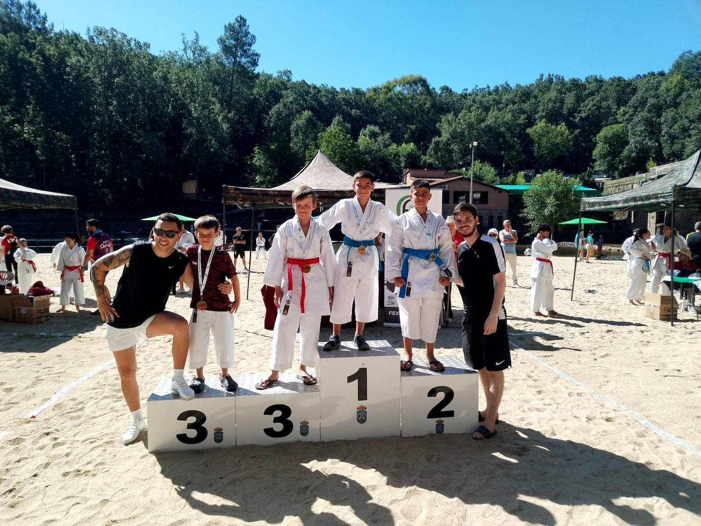 Moi Castillo y Dani Castillo, los preparadores, con varios de los alumnos galardonados.