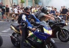 La plaza de Santa Ana, punto de encuentro de moteros, espectadores, rugidos de máquinas y humo.