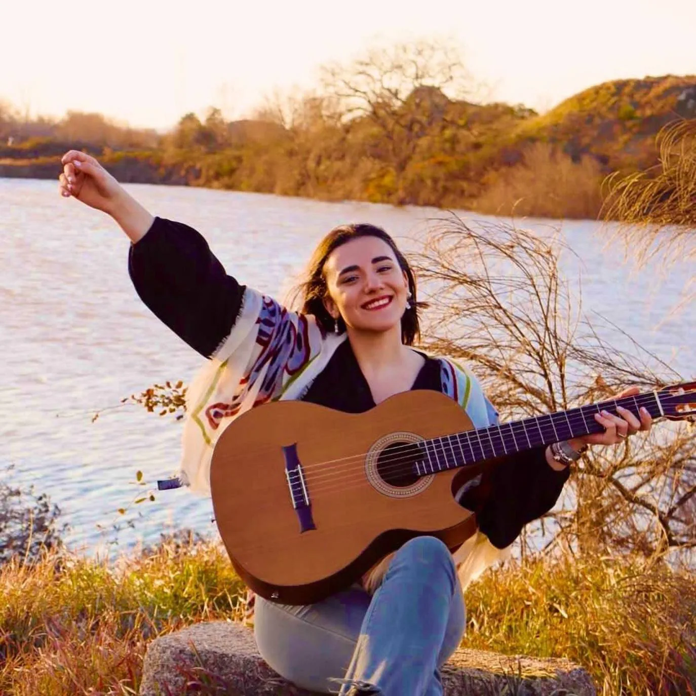 Nerea Mateos con su fiel compañera, la guitarra.