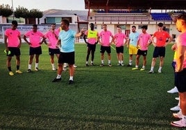 Dani Baños dando a instrucciones a sus jugadores en un entrenamiento reciente.
