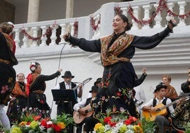 Velaile actuando en la plaza Mayor durante el Festival Pimentón Folk de 2023.