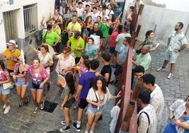 Los encierros animados por la charanga La Alegría.