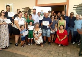 Los premiados, familiares y autoridades al término de la entrega de los diplomas.