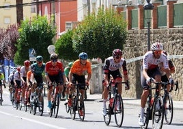 La Vuelta Ciclista a España de 2022 circulando por la avenida de la Constitución a la altura del colegio parroquial de la iglesia de San Miguel.
