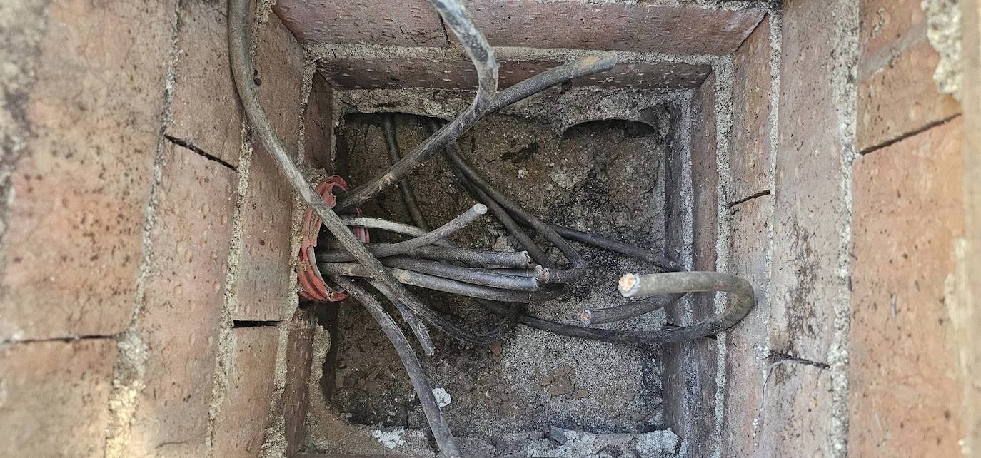 Una de las arquetas con los cables expoliados.
