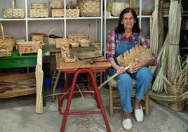 Margarita González trabajando de cara al público en su taller de cestería, en la gremial Calle Hornos.