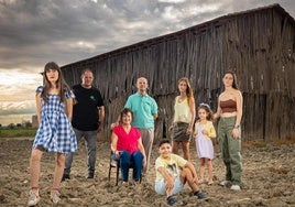 Rocío Mesa, directora, con Eduardo Santana, Cristina Eugenia Molina, Pepe Sáez, Pedro Camacho, Jenny Ibáñez, Valeria y Ada Mar Lupiáñez, vecinos de la Vega y protagonistas de 'Secaderos'. PEPE MARÍN