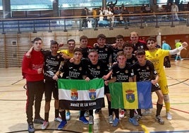 Los jugadores del Publijaime Villa Xarahíz con las banderas de Extremadura y Jaraíz de la Vera, en Vallecas.