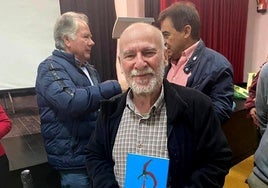 Ignacio del Dedo con un ejemplar del libro 'Ocal'.