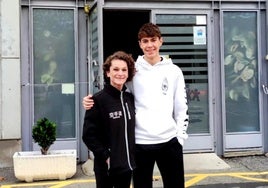 Aaron Aguilar con su preparadora Rosa Rufino, a la salida del examen.